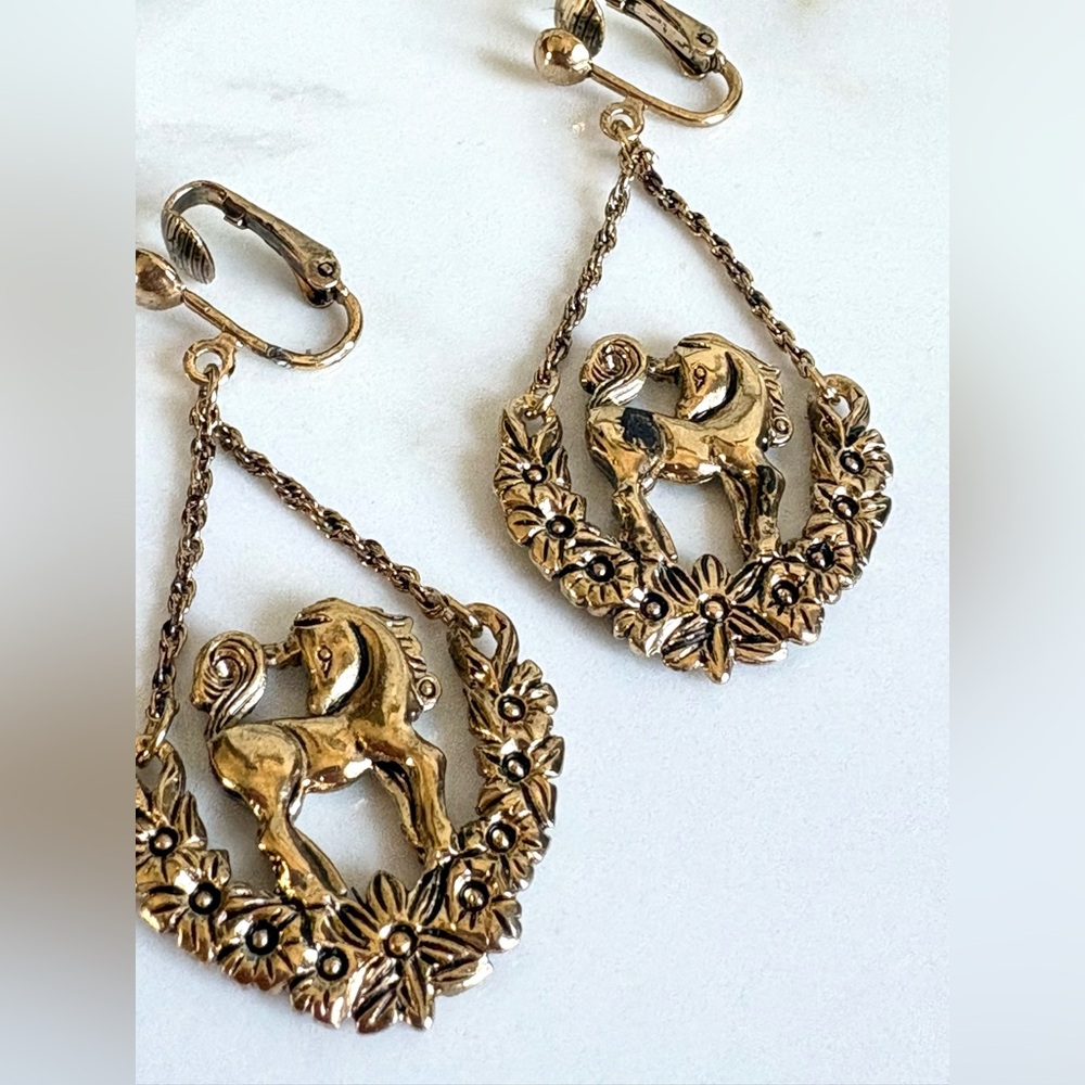 Vintage Avon 1994 Mystic Unicorn Floral Wreath Gold Clip Dangle Earrings Rare - Picture 5 of 9